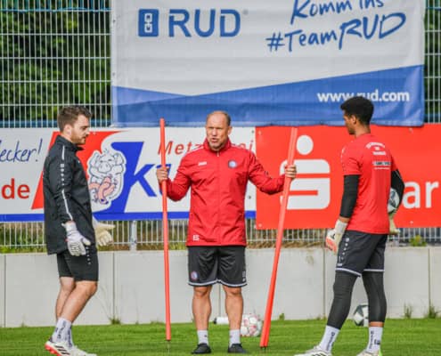 Torwarttrainer Erol Sabanov feilt mit dem Torhüterduo Jakob Pfleiderer (links) und Joshua Barth an ihrer Form