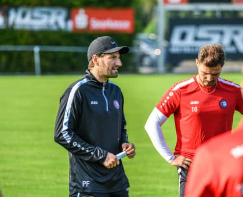 Coach Patrick Faber stellt die Mannschaft in der Vorbereitung ein. Foto: Jason Tschepljakow